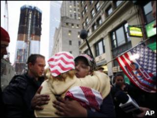 Nova-iorquinos celebram morte de Osama Bin Laden tendo ao fundo a Freeodm Tower, edificada no local que abrigava as torres gêmeas do World Trade Center (AP)