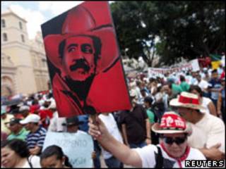 Pôster de Zelaya visto em manifestação em Tegucigalpa (Foto: Reuters)