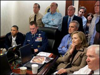 Obama e sua equipe assistem, na Casa Branca, à operação que resultou na morte de Bin Laden (Foto: Pete Souza/Casa Branca)