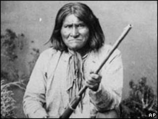 Foto de 1887 mostra Gerônimo com um rifle (National Archives/AP)