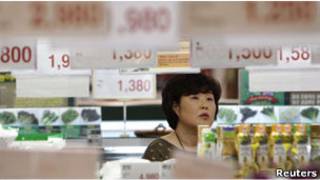 一名韓國婦女在超市購買食品(02/05/2011)