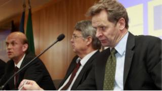 Глава делегации ЕС Юрген Крюгер и инспектор от МВФ Пол Томсен на пресс-конференции в Лиссабоне