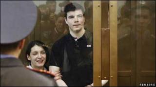 Нікіта Тіхонов і Євгенія Хасіс слухають вирок суду