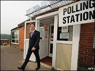 Líder dos liberais-democratas e vice-primeiro-ministro, Nick Clegg, deixa local de votação em Sheffield (AFP)