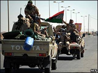 Rebeldes líbios na cidade de Ajdabiya (AFP)