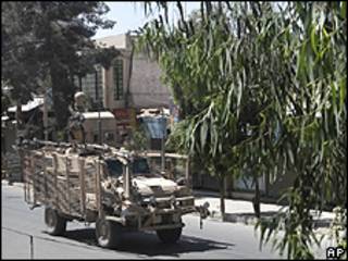 Veículo militar da Otan cruza rua de Kandahar durante confrontos deste sábado (AP)