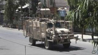 北約軍車經過坎大哈的政府辦公樓