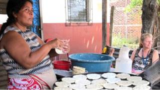 Mujer prepara tortillas utilizando nueva cocina