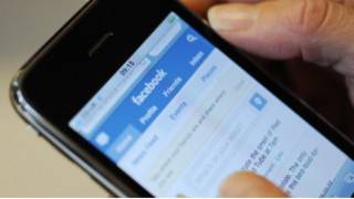 Celular con Facebook