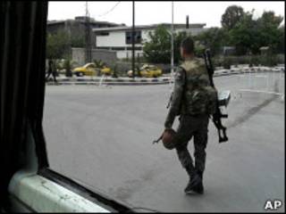 Foto tirada por celular mostra soldado sírio patrulhando rua de Damasco