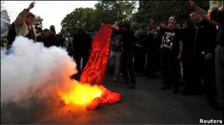 У Львові палили червоний прапор Перемоги