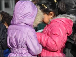 Meninas em escola britânica (Foto: BBC)