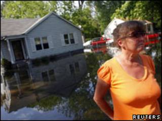 Moradora de Memphis ao lado de sua casa inundada (Reuters)