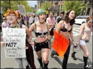 Participantes da SlutWalk em Boston, no último sábado
