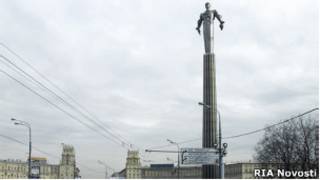 Памятник первому космонавту на площади Гагарина в Москве