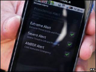 Celular mostra avisos de alerta que serão enviados a cidadãos americanos (AP)