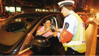 交警檢查司機體內酒精含量