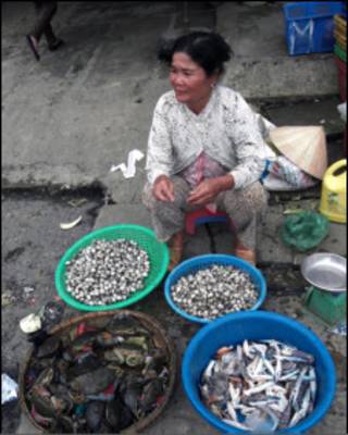 Người nông dân bán hàng đánh bắt được trên sông Mekong