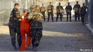 Военные полицейские на базе Гуантанамо ведут заключенного