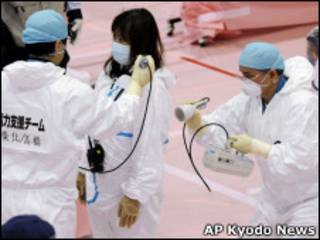 Moradora de Katsurao é testada para avaliar nível de radiação após visitar sua casa, situada perto da usina de Fukushima. (AP Photo/Kyodo News)