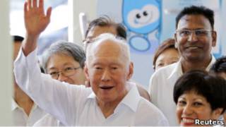 Ông Lý Quan Diệu giơ tay vẫy chào