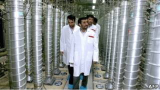 محمود احمدی نژاد در بازدید از تاسیسات اتمی