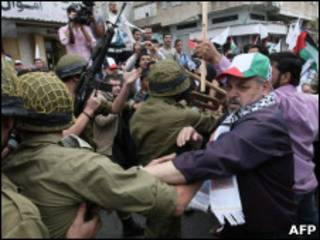 Soldados israelenses entram em confronto com palestinos em Gaza