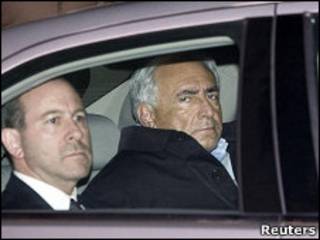 O diretor do FMI, Dominique Strauss-Kahn após ser preso por acusação de agressão sexual, em Nova York (Reuters)