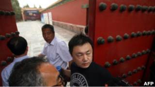 故宮博物院失竊展館人員在大門阻止記者入內。