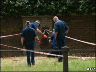 Polícia investiga um bueiro na região central de Londres.