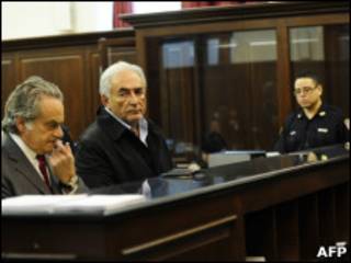 Dominique Strauss-Kahn oo jooga maxkamada