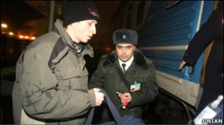 Пасажир заходить у потяг.