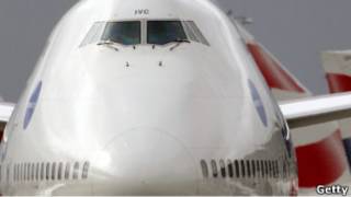 طائرة في مطار هيثرو