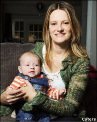 Claire Hobbs e o bebê Ellis.