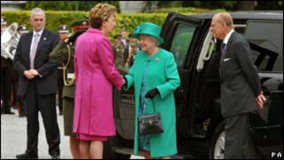 Umwamikazi Elisabeth wa kabiri yakirwa n'umushikiranganji wa mbere wa republika ya Irlande