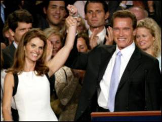 Ông Schwarzenegger và vợ, bà Shriver, khi ông thắng cử Thống đốc bang California
