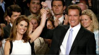 Ông Arnold Schwarzenegger vào vợ Shriver hồi năm 2003