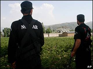 Paquistaneses fazem segurança em volta de complexo em Abbottabad
