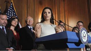 Eva Longoria en reunión sobre museo hispano.