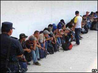 Migrantes encontrados em trailers no México