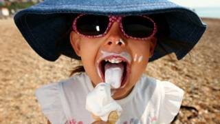 Anak perempuan menikmati es krim