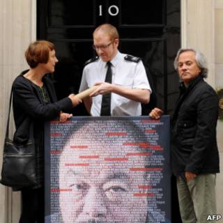 兩名英國樂術家在首相府前請願