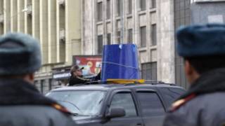 Синее ведро на крыше авто