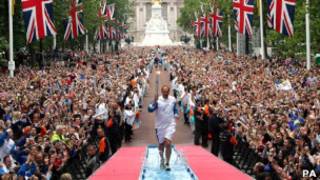 El atleta Steve Redgrave con la antorcha olímpica en 2004