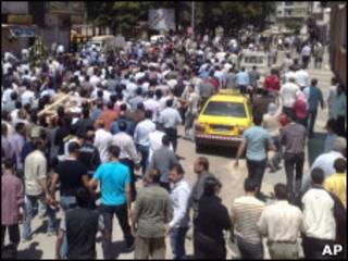 Foto tirada por cidadão sírio mostra funeral de manifestantes em Homs (AP)