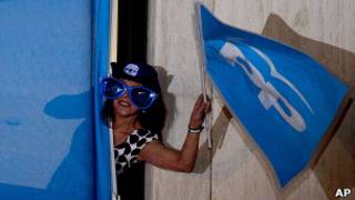 Mujer festejando triunfo del PP en elecciones españolas