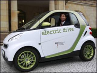 Ministro alemão das Finanças, Philip Roesler, dirige carro elétrico em Berlim (Foto Reuters)