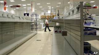 Пустые полки магазина в Минске
