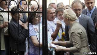 Тимошенко у входа в Генеральную прокуратуру