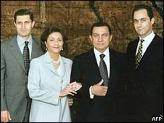 Família Mubarak: da esqueda para a direita: Ala, Susanne, Hosni e Gamal (AFP)